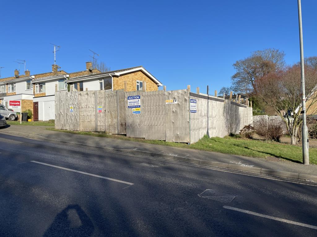 Lot: 34 - DEVELOPMENT SITE WITH PLANNING - Outside image of site looking from across the road towards the land hoardings